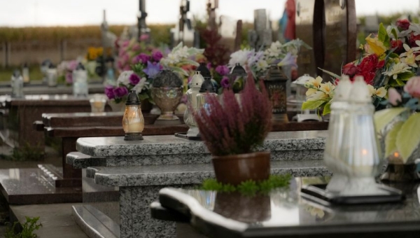 Znicze na pomniku – poprawne ustawienie